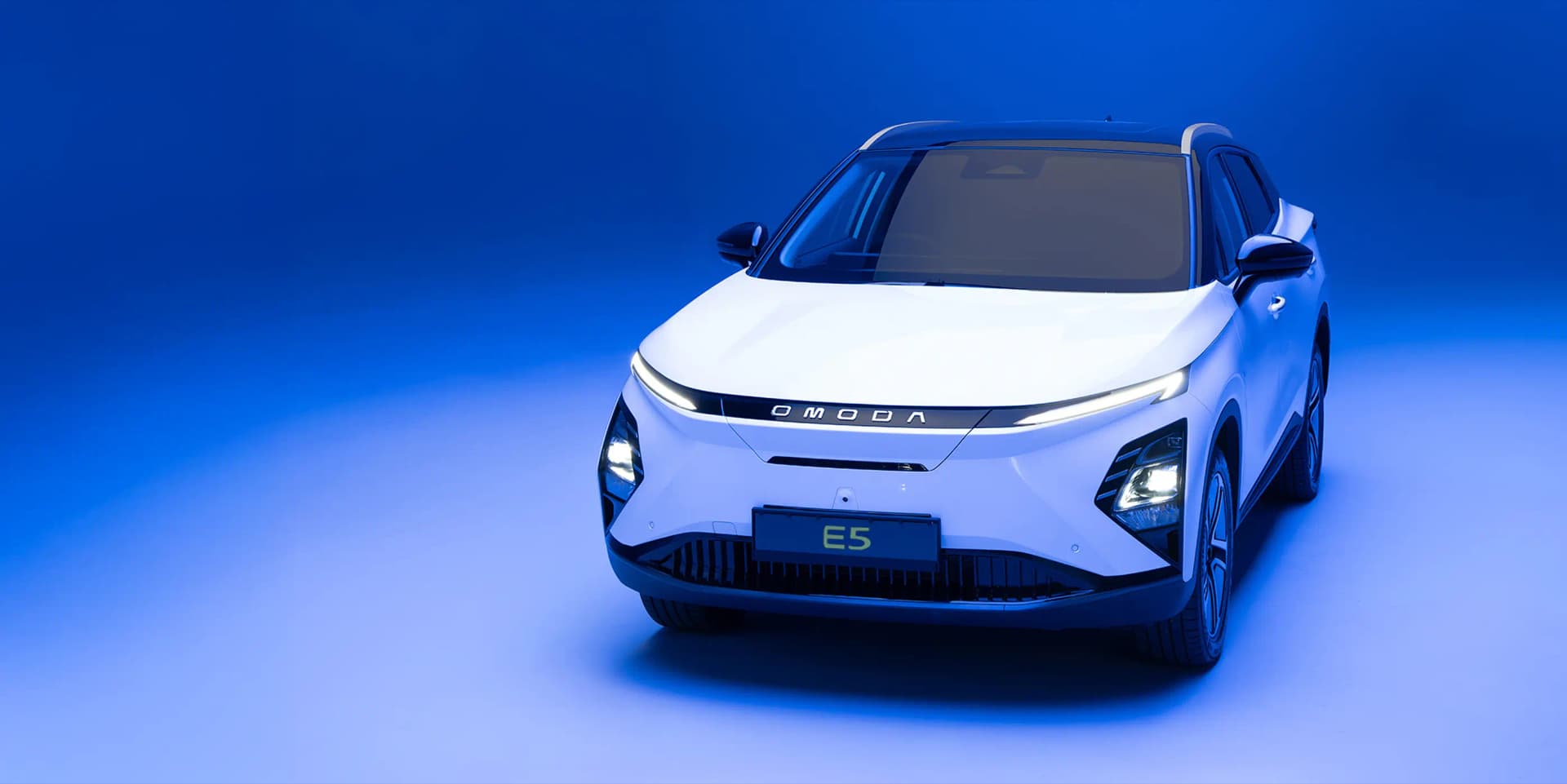 OMODA E5 - Carro elétrico em ambiente urbano futurista