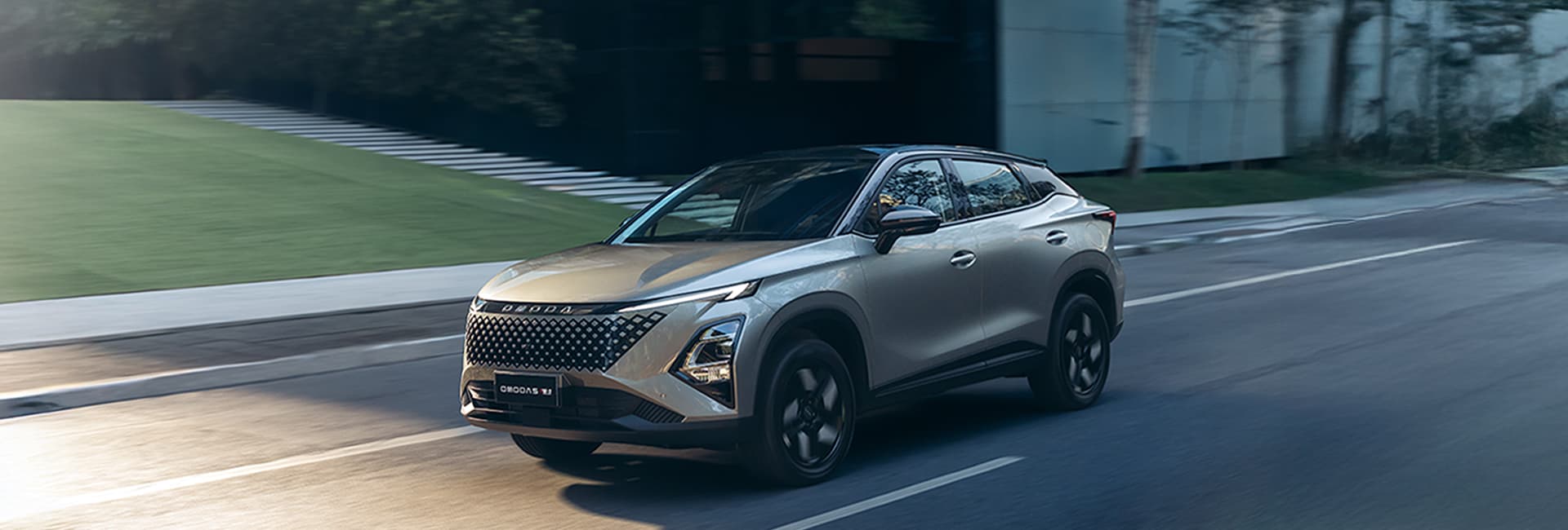 OMODA 5 - Carro híbrido em ambiente urbano