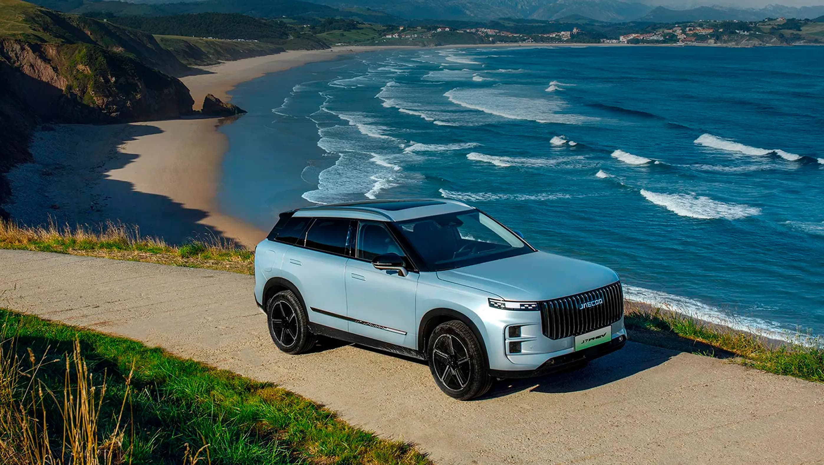 JAECOO J7 - SUV em estrada costeira com vista para o oceano